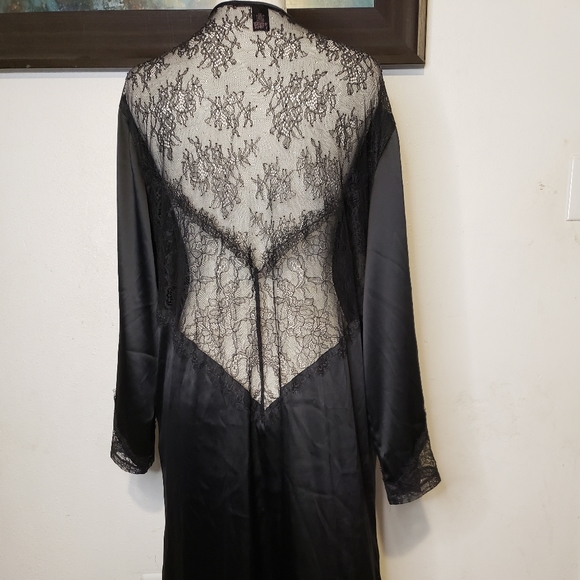 Exquisite Victoria's Secret Robe - Picture 3 of 6